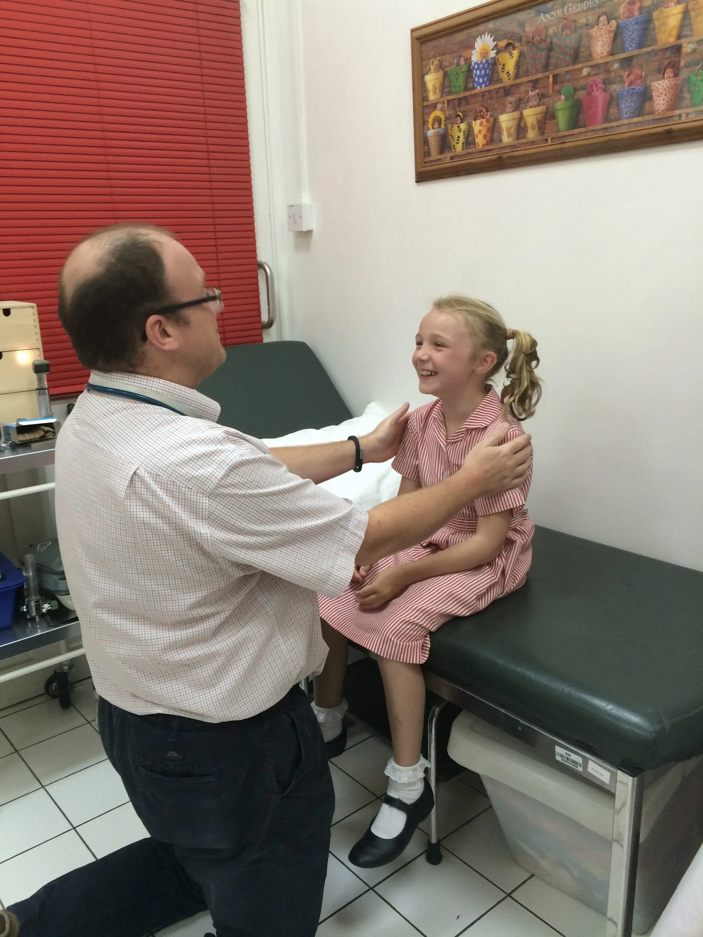 Doctor in Dubai giving treatment to patient